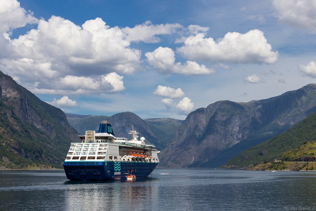 Flåm mass tourism