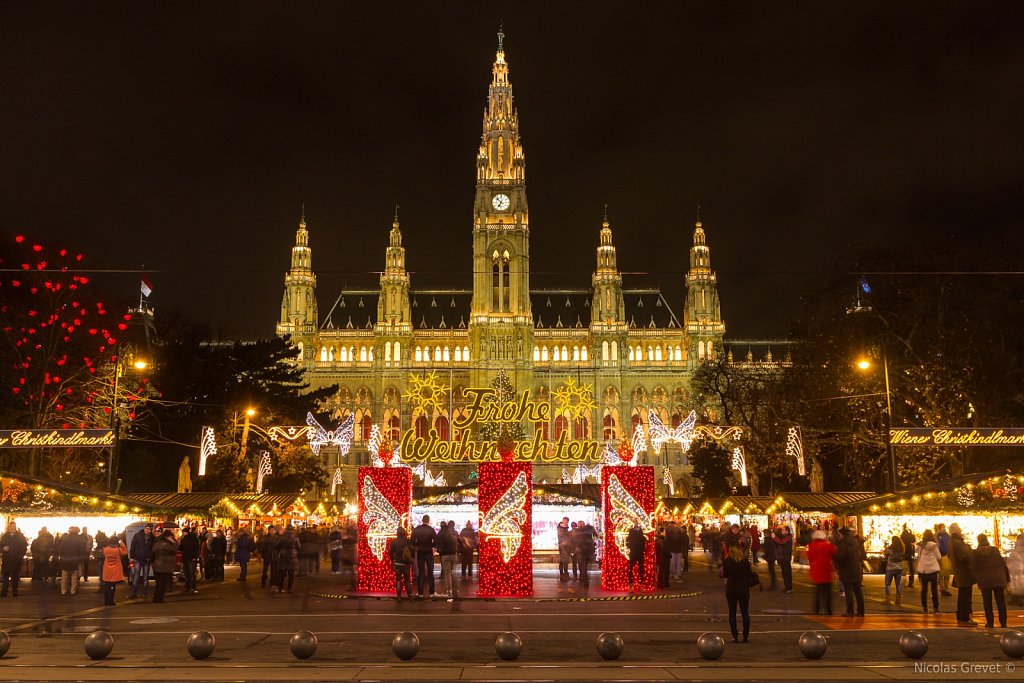 Rathausplatz Adventzauber und Christkindlmarkt